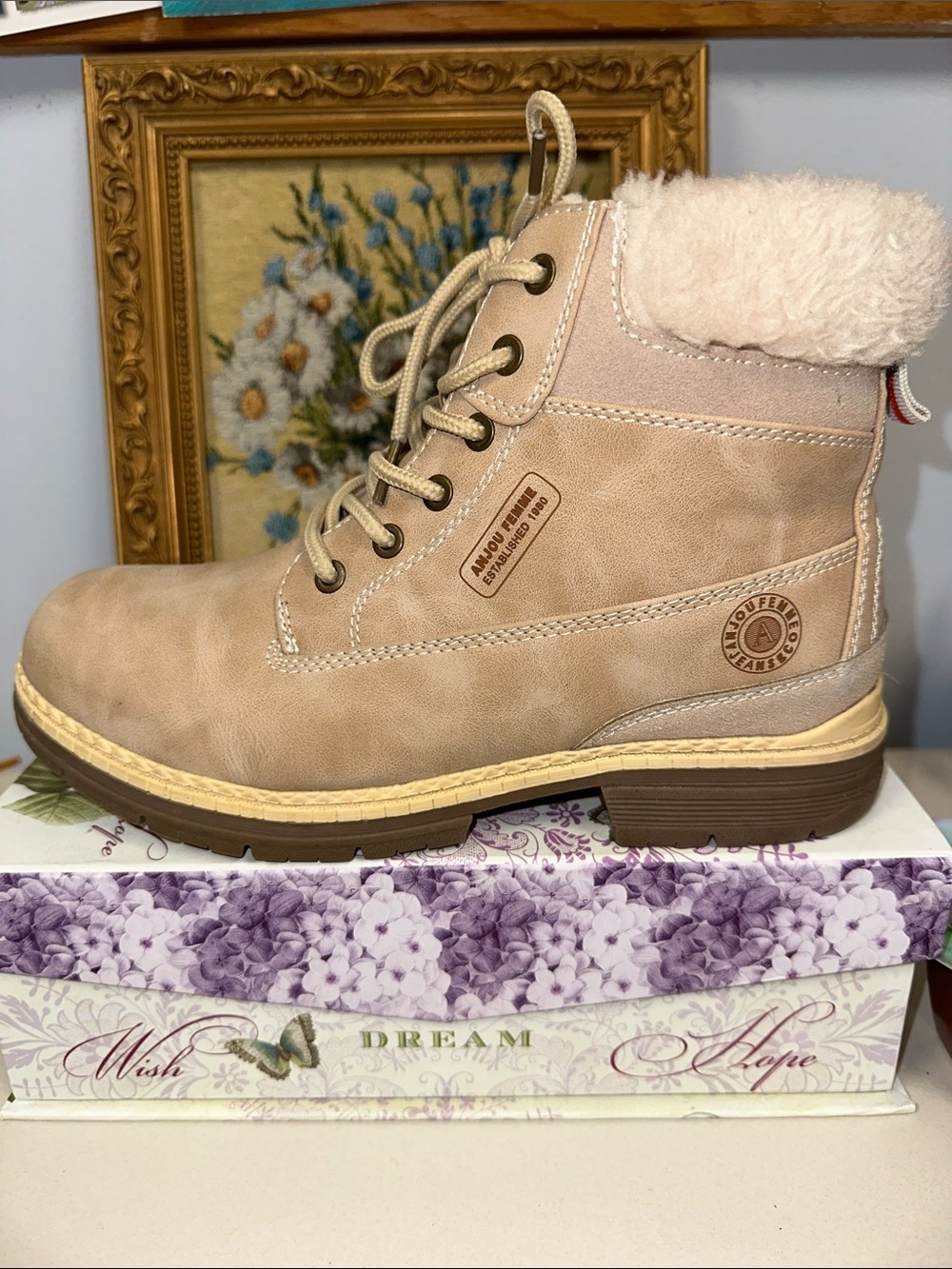 ANJOU FEMME 7.5 Ivory Tan Faux Leather Insulated Lace Hiking Snow Winter Boots